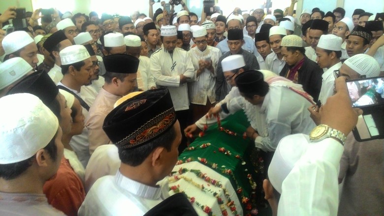 KH Ali Mustafa Yaqub dan Kritik Haji Pengabdi Setan KH Ali Mustafa Yaqub dan Kritik Haji Pengabdi Setan