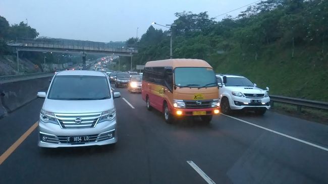 Penampakan, 'Arus Balik' ke Jakarta di Tol Cipularang