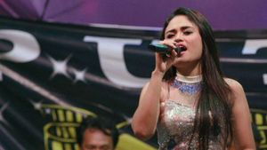 Di Balik Erotisme dan Sensasi Dunia Dangdut Irma Bule