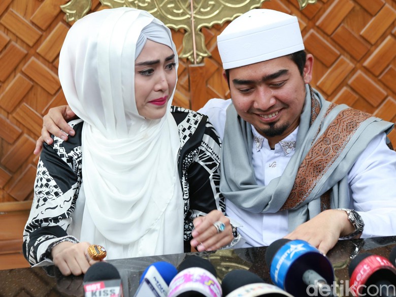 Kisah Lain Ustad Solmed: Ada Ayah-anak Ikut Ditahan dan Perburuan Spare Part Mobil Kisah Lain Ustad Solmed: Ada Ayah-anak Ikut Ditahan dan Perburuan Spare Part Mobil