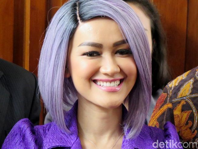 Lagu Julia Perez dan Zaskia Gotik Dilarang Diputar di Radio dan TV ...