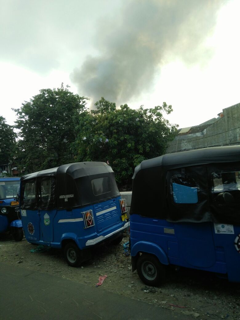 Petugas Kesulitan Menuju Lokasi Kebakaran Rumah Padat 