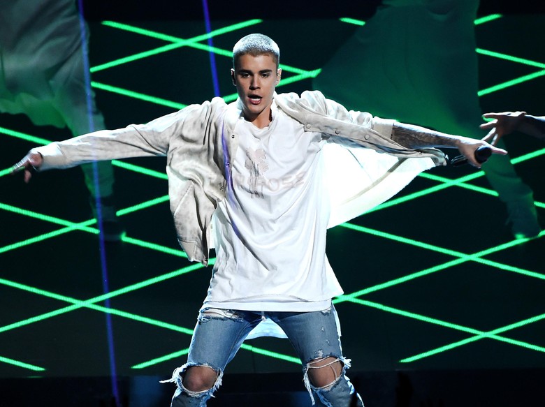 Duh! Justin Bieber Dilempar Botol karena Tak Hapal Lagunya Sendiri Duh! Justin Bieber Dilempar Botol karena Tak Hapal Lagunya Sendiri