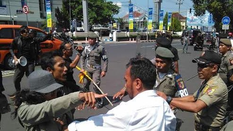 Demo Mahasiswa Tolak Perizinan Tambang Diwarnai Adu Pukul Demo Mahasiswa Tolak Perizinan Tambang Diwarnai Adu Pukul