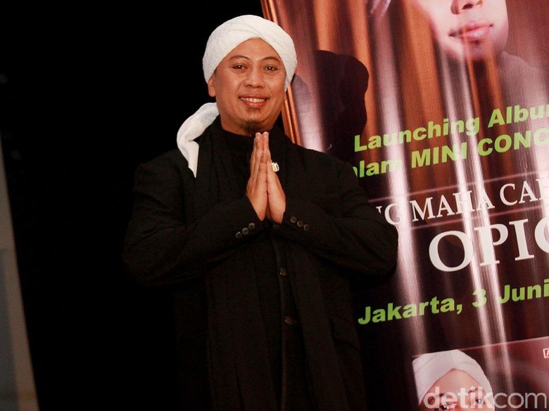 Rumah Tangganya Dikabarkan Retak, Opick Nilai Manusia Tempatnya Salah Rumah Tangganya Dikabarkan Retak, Opick Nilai Manusia Tempatnya Salah