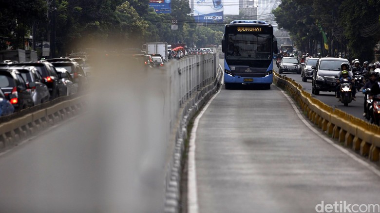 Hanya Mobil Berpelat RI Boleh Lewat Busway, Gubernur Dilarang