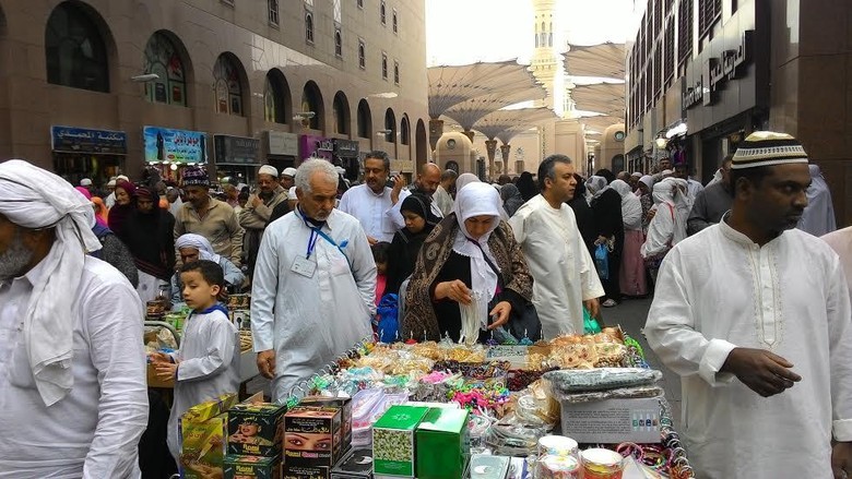 Suasana Pasar di sekitar Masjid Nabawi, Madinah (Shafa/detikTravel) Suasana Pasar di sekitar Masjid Nabawi, Madinah (Shafa/detikTravel)