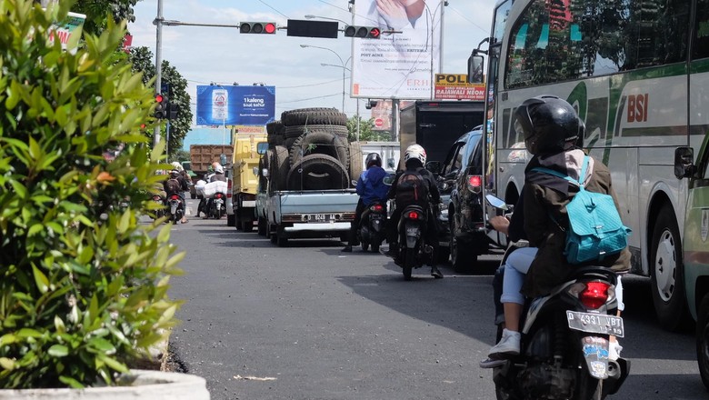 Ragam Julukan Lampu Merah Durasi 5 Menit yang Dikeluhkan Warga Bandung Ragam Julukan Lampu Merah Durasi 5 Menit yang Dikeluhkan Warga Bandung