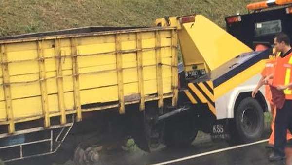 Truk Terguling di Tol Karawaci-Bitung KM 20+900, Sempat Tersendat Truk Terguling di Tol Karawaci-Bitung KM 20+900, Sempat Tersendat