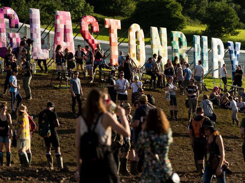 Kecewanya Netizen, Tiket Glastonbury Ludes Dalam 15 Menit Kecewanya Netizen, Tiket Glastonbury Ludes Dalam 15 Menit