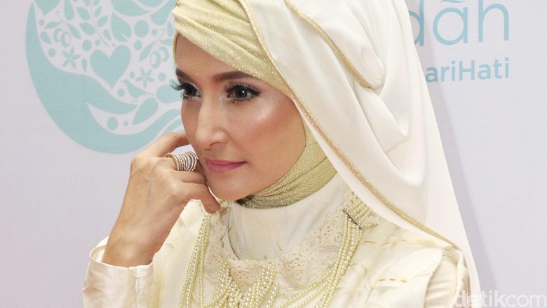 Suami Jadi Buronan KPK, di Mana Inneke Koesherawati? Suami Jadi Buronan KPK, di Mana Inneke Koesherawati?