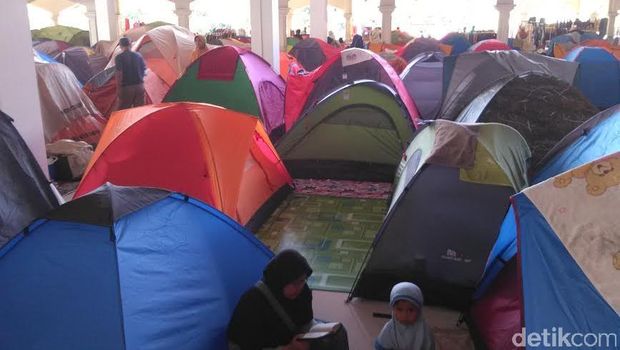 Ini Bukan di Gunung, Ratusan Tenda Jemaah Itikaf Berdiri 