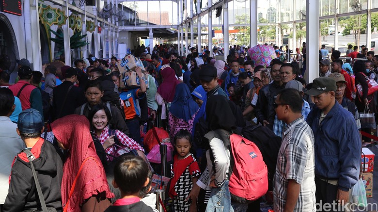 Rp 7 Triliun Uang Warga DKI Bakal Mengalir ke Daerah Saat Mudik Rp 7 Triliun Uang Warga DKI Bakal Mengalir ke Daerah Saat Mudik