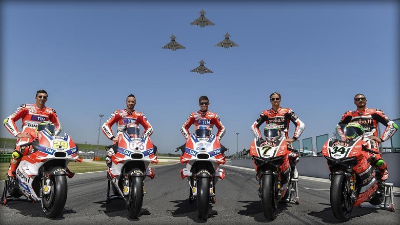 Manuver Pesawat Jet dan Pebalap MotoGP Kagetkan Ducatisti Manuver Pesawat Jet dan Pebalap MotoGP Kagetkan Ducatisti