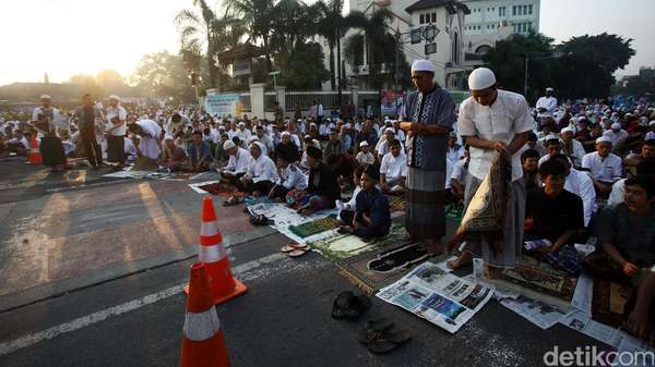 Perhatian, Usai Salat Id Jangan Buang Alas Koran Sembarangan Perhatian, Usai Salat Id Jangan Buang Alas Koran Sembarangan