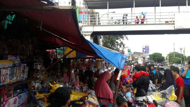 Toko Mainan di Pasar Gembrong Diserbu Pembeli, Omzet 