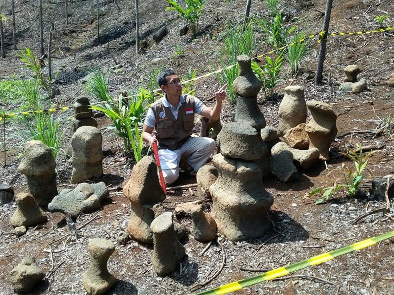 Menelusuri Batu-batu Aneh Mirip Bidak Catur di Sukabumi Peninggalan Era Megalitik Menelusuri Batu-batu Aneh Mirip Bidak Catur di Sukabumi Peninggalan Era Megalitik