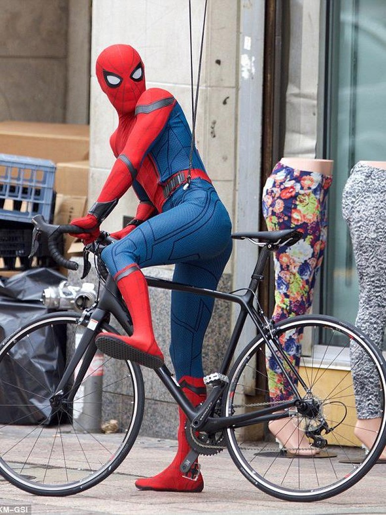 Melihat Spider-Man Naik Sepeda di Jalanan Atlanta Melihat Spider-Man Naik Sepeda di Jalanan Atlanta