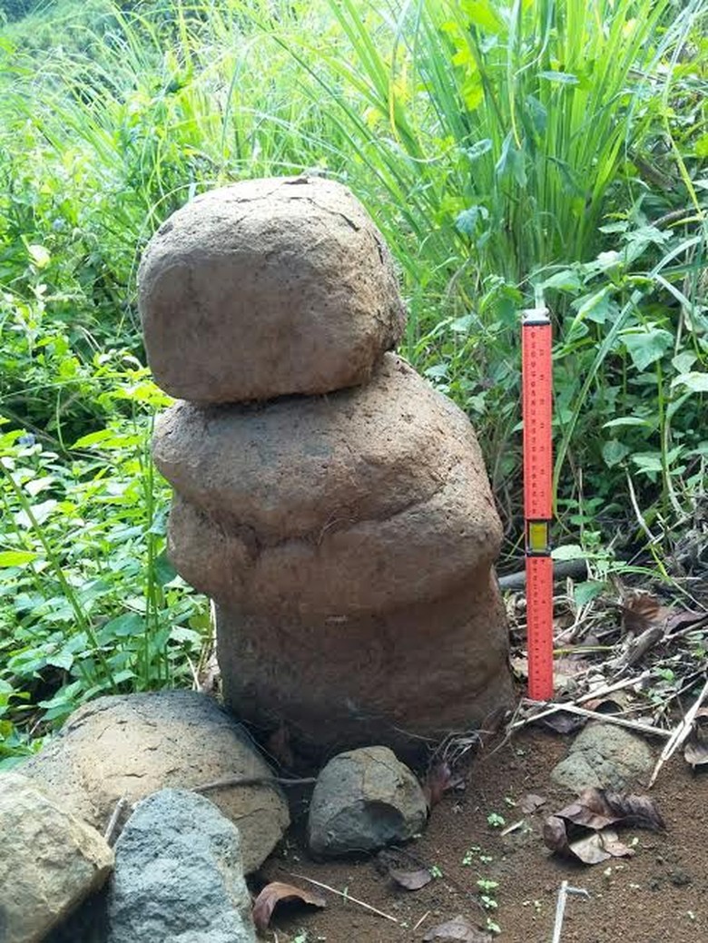 Menelisik Kaitan Artefak Bidak Catur di Sukabumi dan Situs Gunung Padang Menelisik Kaitan Artefak Bidak Catur di Sukabumi dan Situs Gunung Padang