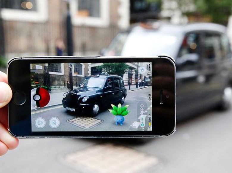 Asyik Kejar Pokemon, Mobil Ini Tabrak Mobil Polisi yang Terparkir Asyik Kejar Pokemon, Mobil Ini Tabrak Mobil Polisi yang Terparkir