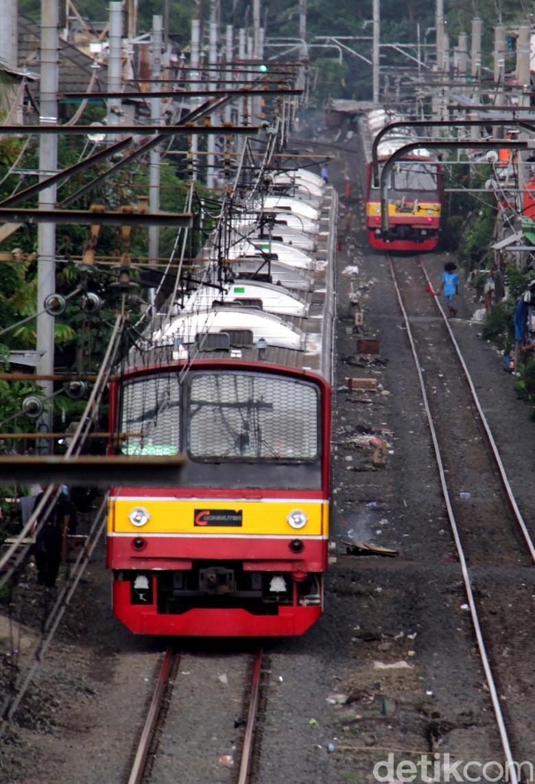 Ada Pohon Tumbang, Perjalanan KRL Cilebut-Bogor Sempat Terganggu Ada Pohon Tumbang, Perjalanan KRL Cilebut-Bogor Sempat Terganggu