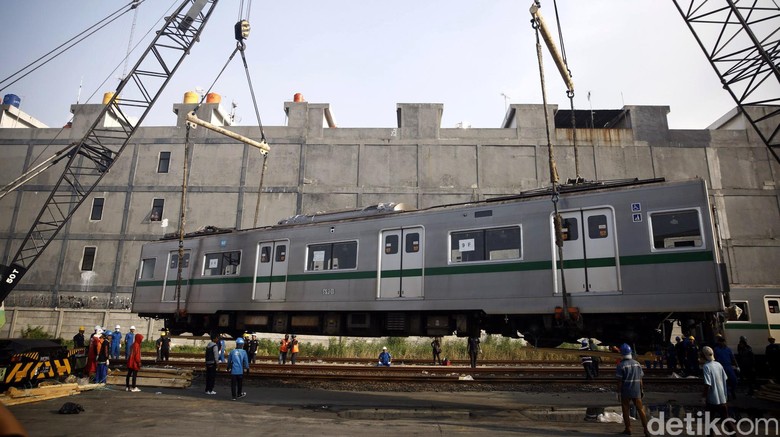 30 KRL dari Jepang Tiba di Pelabuhan Tanjung Priok