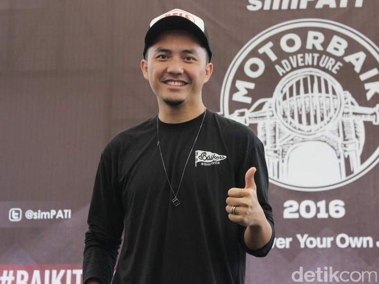 Omesh Rela Ulang Tahunnya Dirayakan di Aspal Omesh Rela Ulang Tahunnya Dirayakan di Aspal