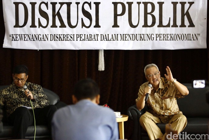 Diskusi Kewenangan Diskresi Pejabat Dalam Mendukung Diskusi Kewenangan Diskresi Pejabat Dalam Mendukung