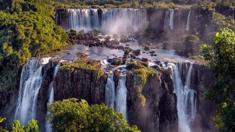 Air terjun Iguazu yang keren di perbatasan Argentina-Brasil (Thinkstock) Air terjun Iguazu yang keren di perbatasan Argentina-Brasil (Thinkstock)