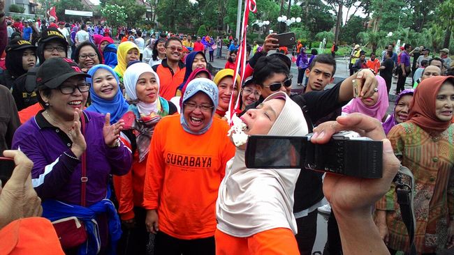 Berkaus Oranye SURABAYA, Risma Meriahkan Lomba 17-an di 