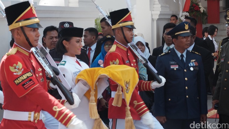 Ini Pembawa Baki dan Pengibar Sang Merah Putih di Istana 