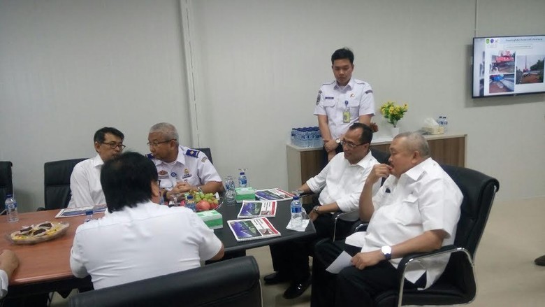 Menhub, Gubernur Sumsel, dan Dirut Waskita Rapat Bahas LRT Palembang Menhub, Gubernur Sumsel, dan Dirut Waskita Rapat Bahas LRT Palembang