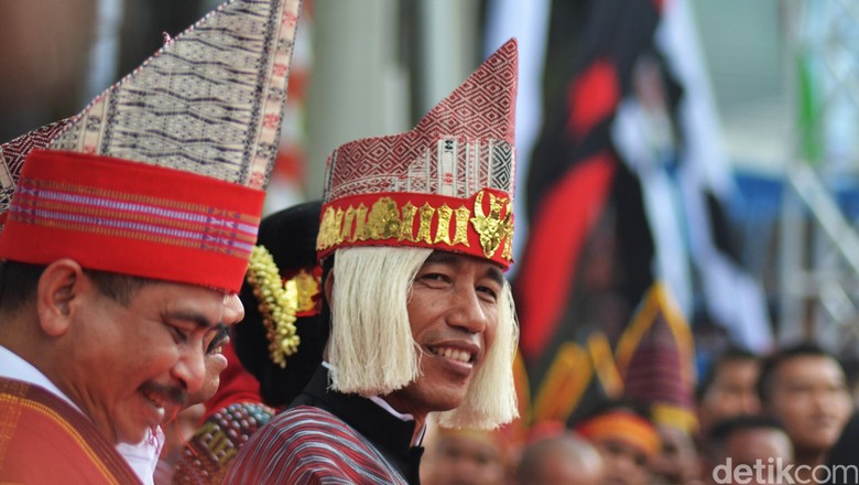 Presiden Jokowi saat memakai baju adat di Danau Toba (Muhammad Iqbal/detikTravel) Presiden Jokowi saat memakai baju adat di Danau Toba (Muhammad Iqbal/detikTravel)