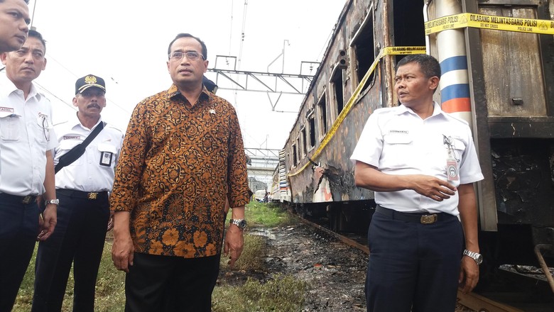 Menhub Datangi Lokasi Kebakaran Kereta Kertajaya di Priok Menhub Datangi Lokasi Kebakaran Kereta Kertajaya di Priok