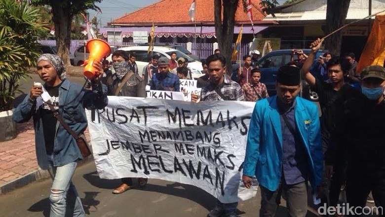 Mahasiswa Jember Demo Tolak Tambang Emas Mahasiswa Jember Demo Tolak Tambang Emas