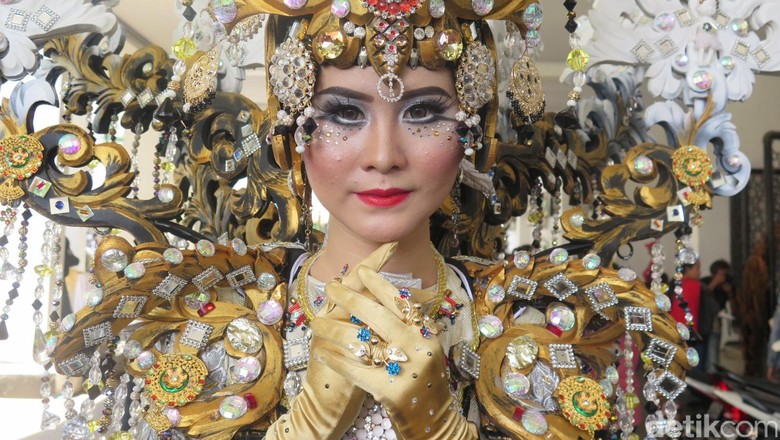 Pagelaran kostum di Jember Fashion Carnaval (Daniel Ngantung/detikTravel) Pagelaran kostum di Jember Fashion Carnaval (Daniel Ngantung/detikTravel)
