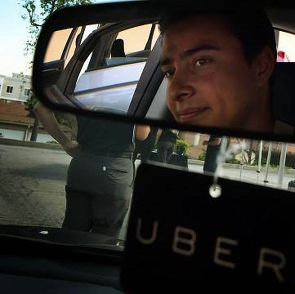 Ratusan Ribu Warga London Protes Izin Uber Dicabut Ratusan Ribu Warga London Protes Izin Uber Dicabut