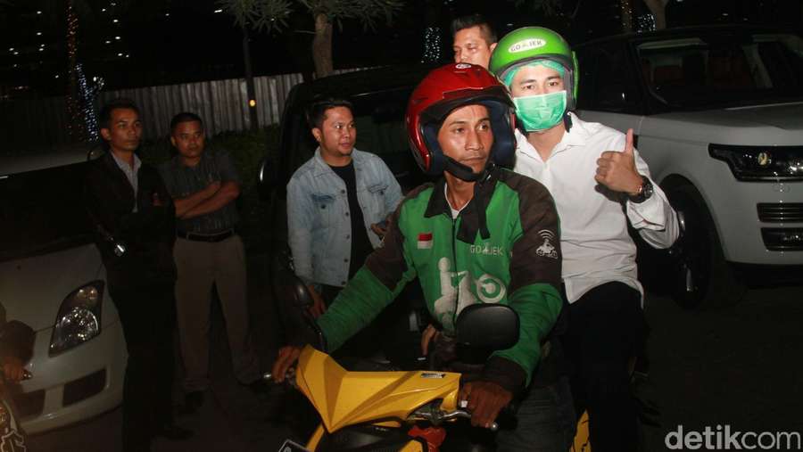 Ngeeeng! Raffi Ahmad Naik Ojek