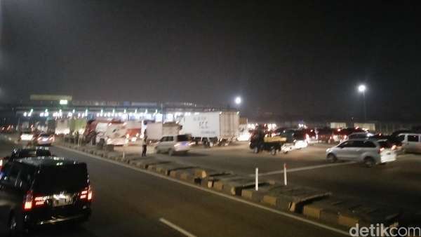 Macet H+1 Lebaran, Rest Area KM 57 Tol Cikampek Ditutup Sementara Macet H+1 Lebaran, Rest Area KM 57 Tol Cikampek Ditutup Sementara