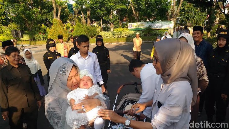 Usai Salat Ied, Risma Gendong Cucu Pertamanya Pulang ke 