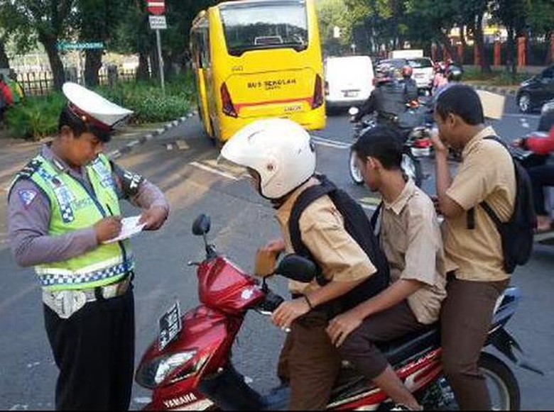Ini Jurus Polisi Agar Anak di Bawah Umur Tidak Nyetir Kendaraan Ini Jurus Polisi Agar Anak di Bawah Umur Tidak Nyetir Kendaraan