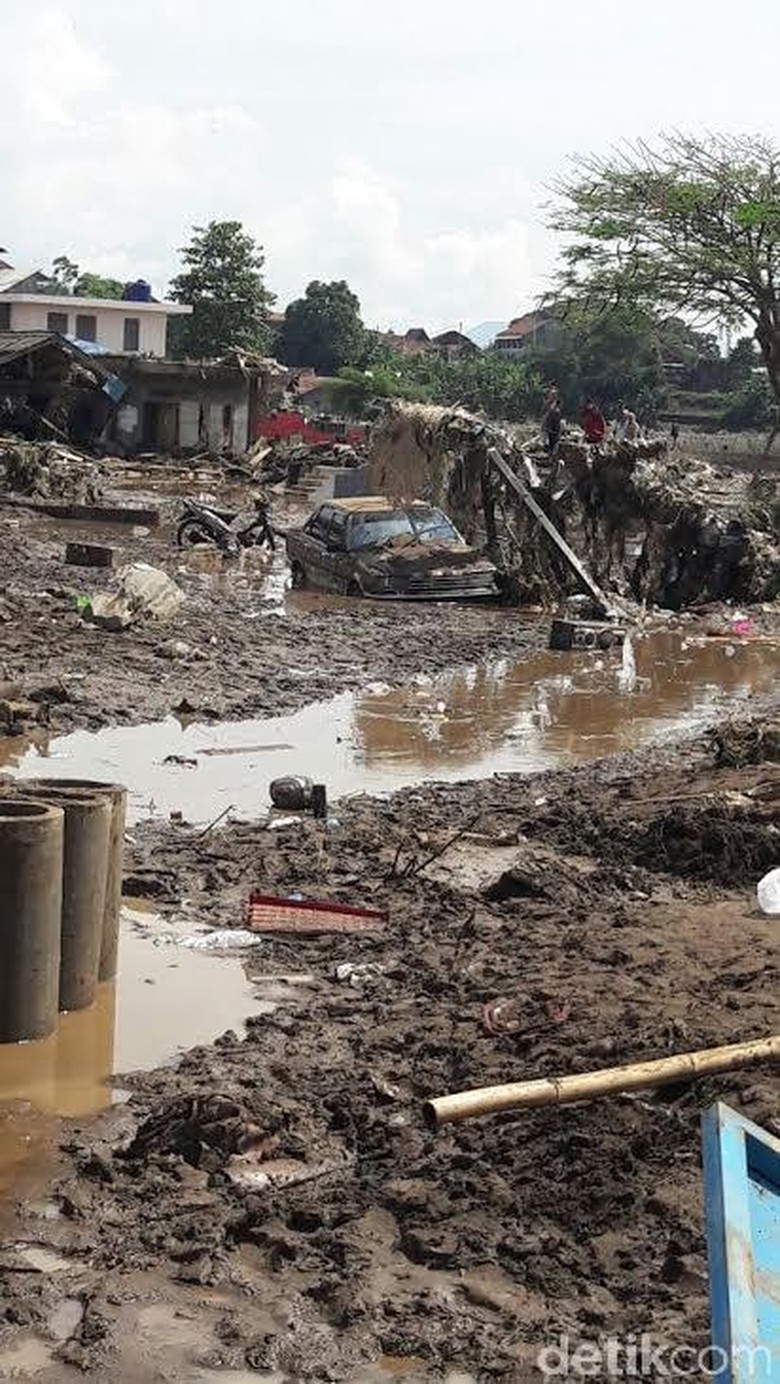 Terjadi Longsor di Cisewu, Jalan Garut-Bandung Terputus Terjadi Longsor di Cisewu, Jalan Garut-Bandung Terputus