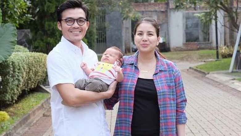Tya Ariestya memberikan MPASI pada anak/ Foto: Instagram Tya Ariestya memberikan MPASI pada anak/ Foto: Instagram
