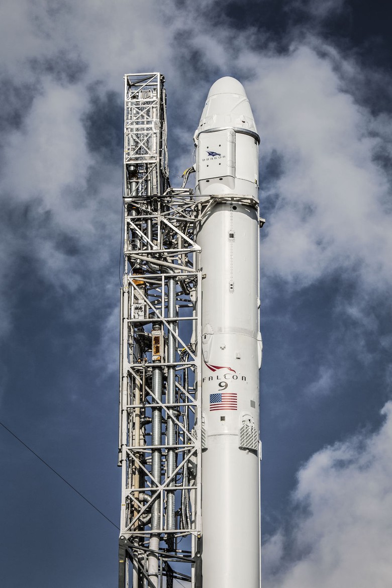 Serba-serbi Roket Falcon 9 yang Serpihannya Diduga Jatuh di Sumenep Serba-serbi Roket Falcon 9 yang Serpihannya Diduga Jatuh di Sumenep