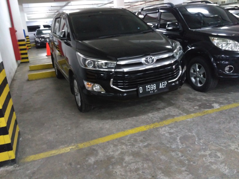 Mobil Dinas Baru Milik Anggota DPRD Jabar Mejeng di Parkiran Kantor Dewan Mobil Dinas Baru Milik Anggota DPRD Jabar Mejeng di Parkiran Kantor Dewan