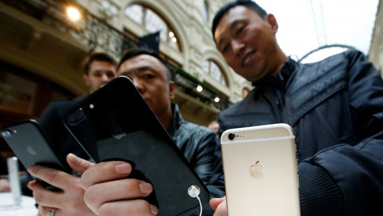Perusahaan China Ancam Pecat Staf yang Beli iPhone 7 Perusahaan China Ancam Pecat Staf yang Beli iPhone 7