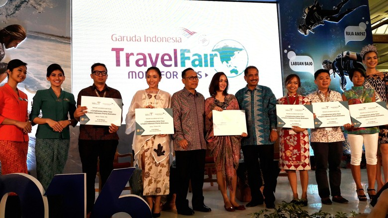 Para seleb traveler bersama Menpar, Dirut Garuda dan Putri Indonesia 2016 (Kurnia/detikTravel) Para seleb traveler bersama Menpar, Dirut Garuda dan Putri Indonesia 2016 (Kurnia/detikTravel)