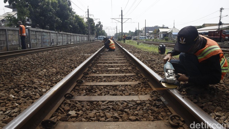 Berapa Biaya Bangun 2.428 Km Rel Baru di Kalimantan? Berapa Biaya Bangun 2.428 Km Rel Baru di Kalimantan?