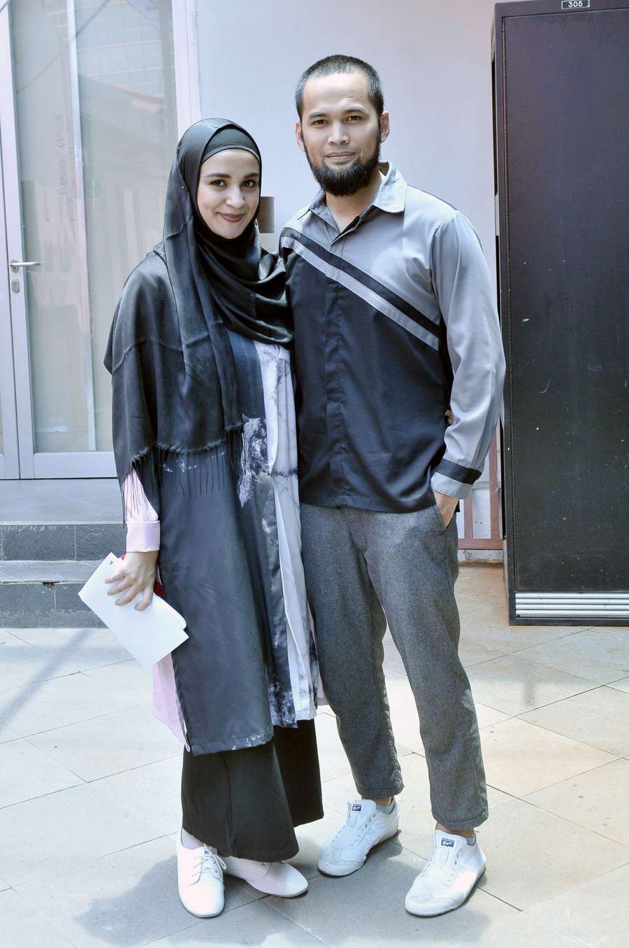 Teuku Wisnu dan Shireen Sungkar Serasi dalam Busana Abu-abu