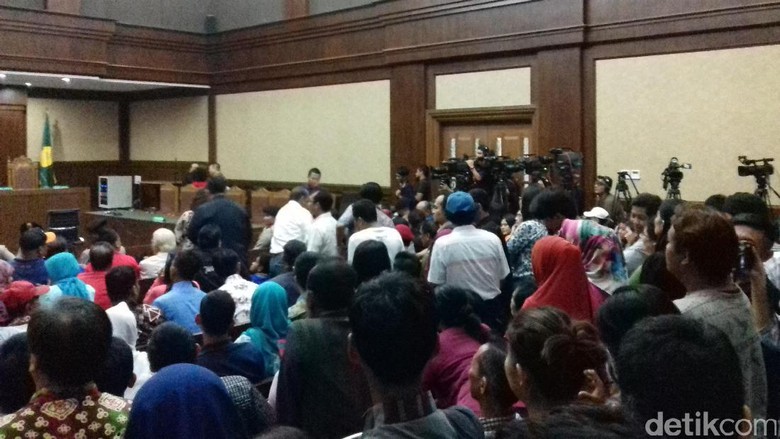 Jessica Sebut Barista Terima Uang dari Arief, Pengunjung Sidang Tepuk Tangan Jessica Sebut Barista Terima Uang dari Arief, Pengunjung Sidang Tepuk Tangan